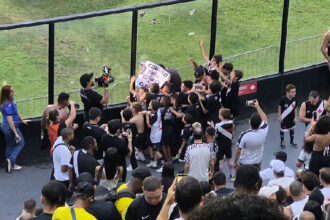 Torcida mirim do Vasco agita as arquibancadas de São Januário