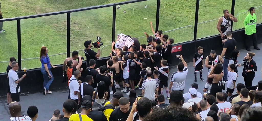 Torcida mirim do Vasco agita as arquibancadas de São Januário