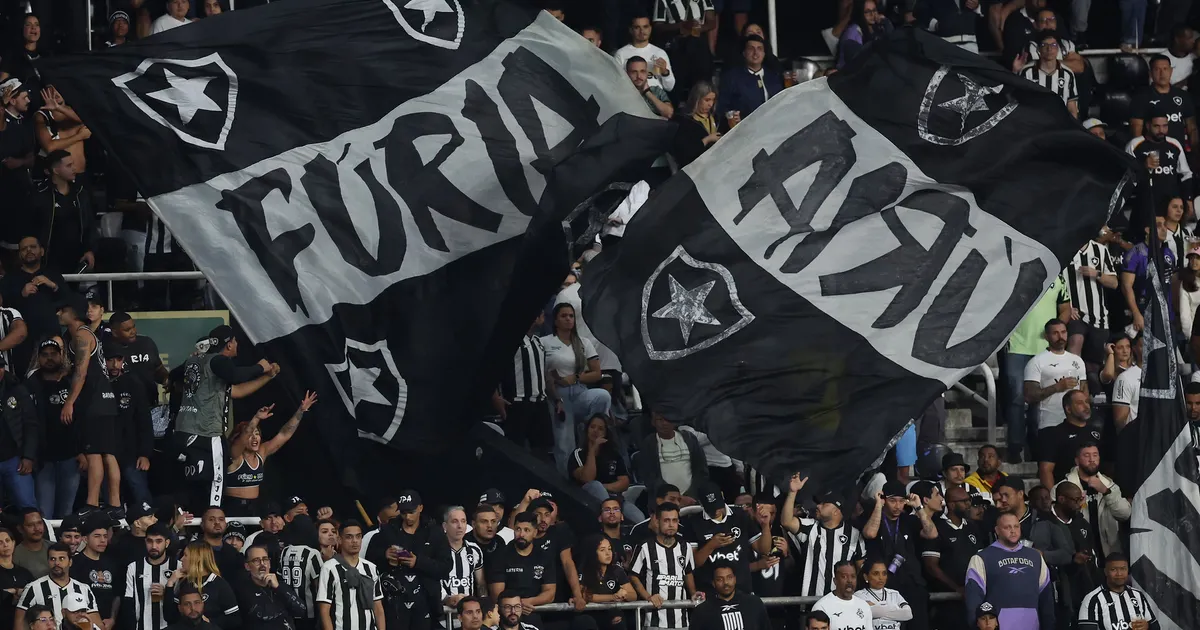 Torcida organizada do Botafogo cobra elenco e diretoria nas redes sociais