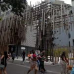 Três pessoas ficam feridas após explosão de bueiro na Avenida Paulista neste sábado