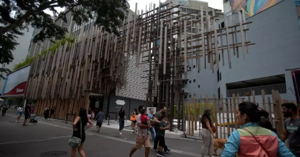 Três pessoas ficam feridas após explosão de bueiro na Avenida Paulista neste sábado
