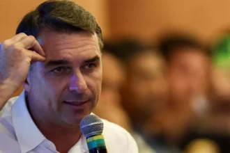 TSE ordena que Flávio Bolsonaro remova vídeo falso sobre ato pró-Lula