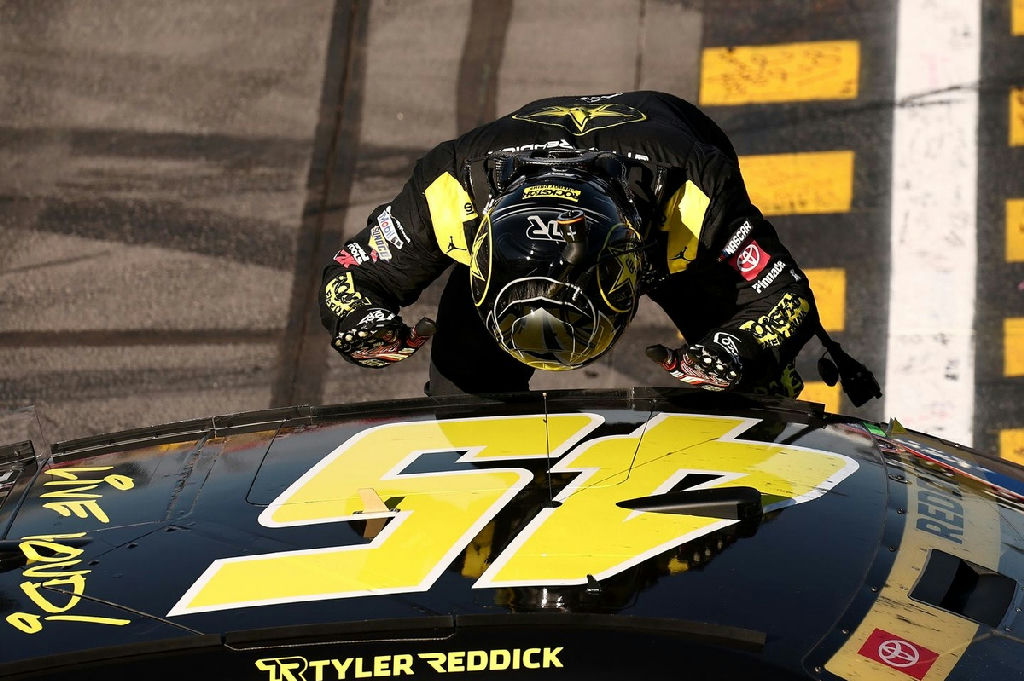 Tyler reddick brilha em phoenix e encerra jejum de vitórias na nascar