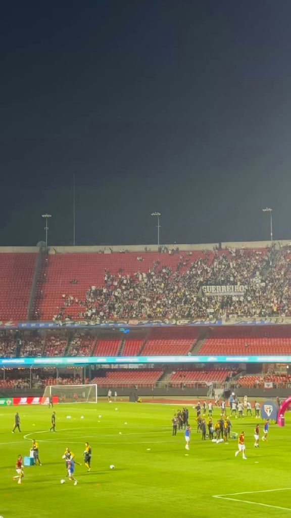 Vaias de são-paulinos abafam hino cantado por vascaínos no Morumbi
