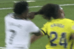 VAR anula gol e Vini Jr. recebe cartão vermelho após puxão de cabelo em jogo do Real Madrid