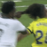 VAR anula gol e Vini Jr. recebe cartão vermelho após puxão de cabelo em jogo do Real Madrid