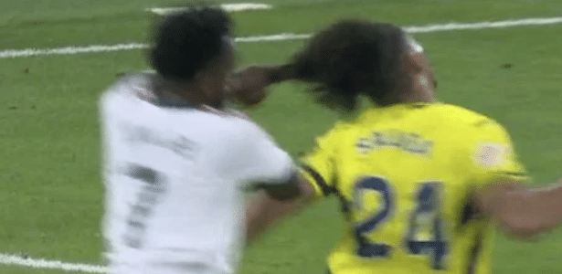 VAR anula gol e Vini Jr. recebe cartão vermelho após puxão de cabelo em jogo do Real Madrid