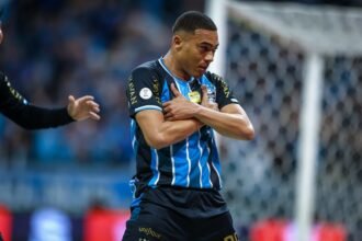 Vasco avança em negociações para contratar atacante Carlos Vinícius