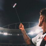 Vasco celebra vitória com homenagem a Lescano e pipa personalizada