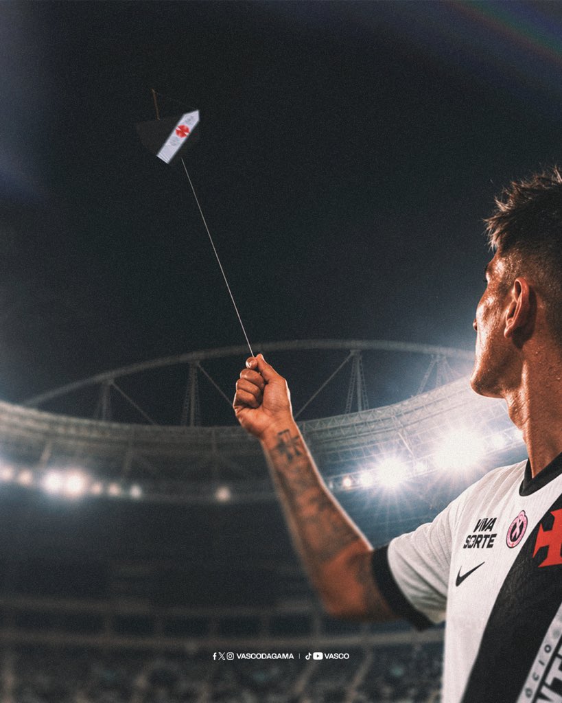 Vasco celebra vitória com homenagem a Lescano e pipa personalizada