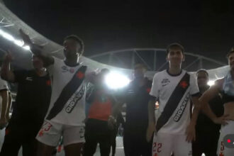 Vasco celebra vitória no clássico com o tradicional grito de Casaca no Engenhão