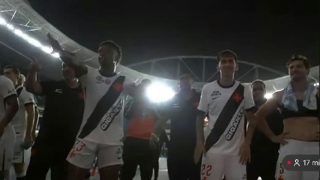 Vasco celebra vitória no clássico com o tradicional grito de Casaca no Engenhão