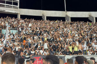 Vasco celebra vitória sobre o Botafogo com tradicional grito de Casaca