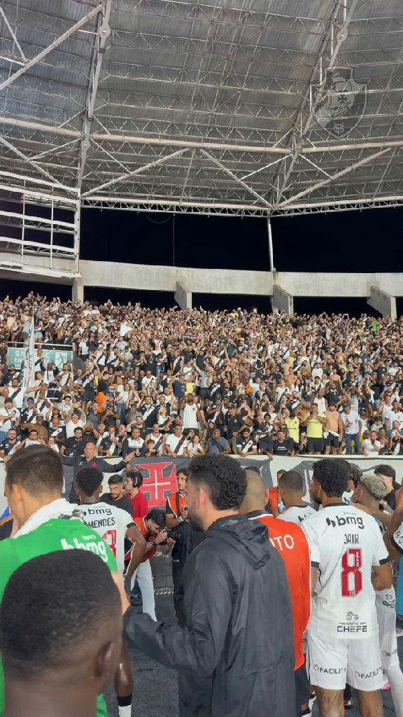 Vasco celebra vitória sobre o Botafogo com tradicional grito de Casaca