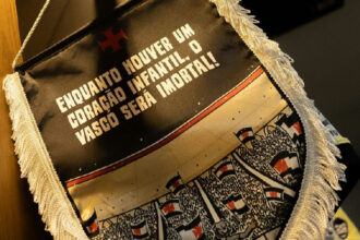 Vasco da Gama celebra torcida mirim com flâmula especial em partida oficial