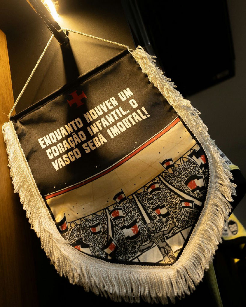 Vasco da Gama celebra torcida mirim com flâmula especial em partida oficial