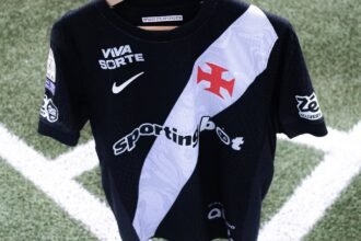 Vasco da gama exibe marca esportiva em uniforme oficial
