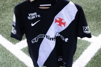 Vasco define uniforme tradicional preto para clássico em campo