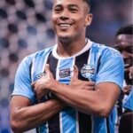 Vasco estaria acertado com o atacante Carlos Vinícius para a próxima temporada