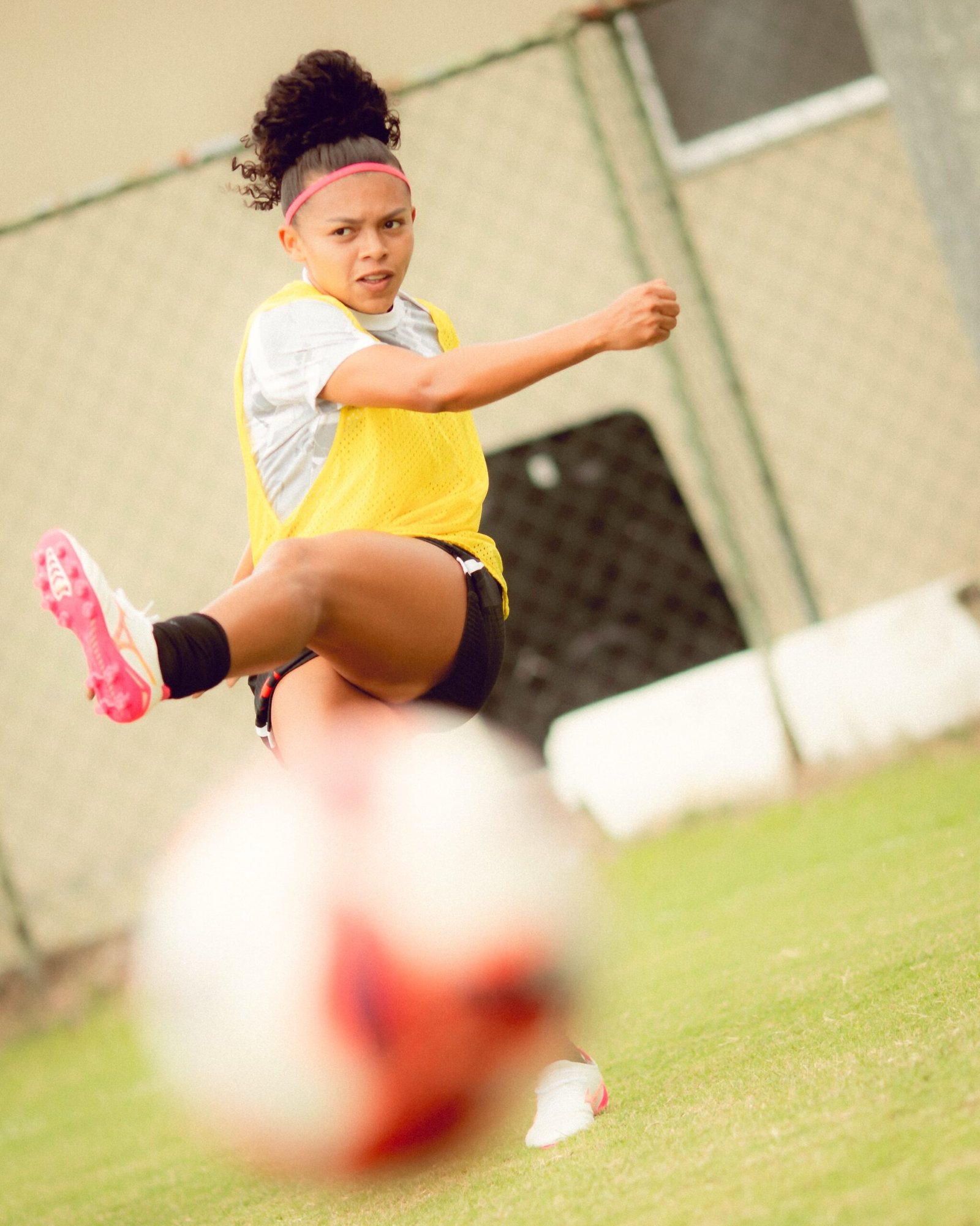 Vasco Feminino registra preparativos finais no gramado para clássico