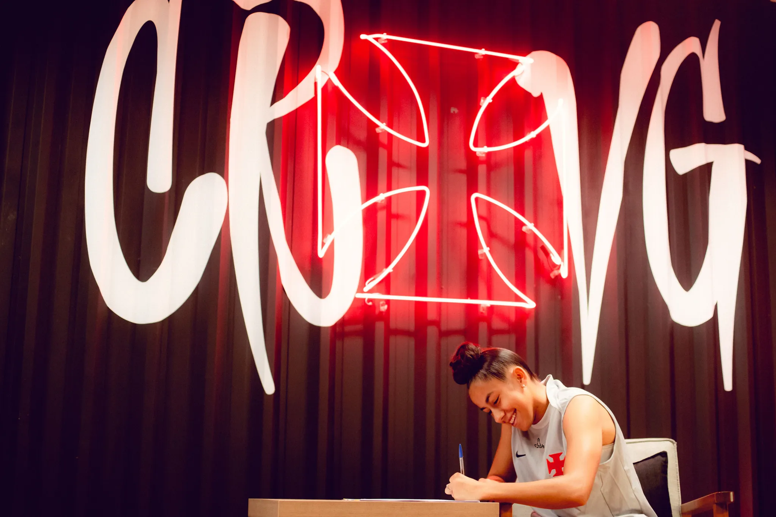 Vasco firma primeiro contrato profissional da lateral Aninha no futebol feminino
