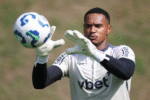 Vasco monitora goleiro John e zagueiro Joaquim mas nega propostas