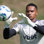 Vasco monitora goleiro John e zagueiro Joaquim mas nega propostas
