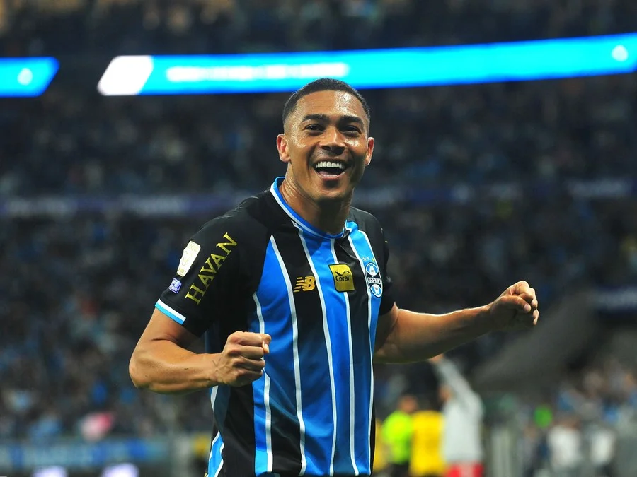 Vasco negocia contrato de longa duração com o atacante Carlos Vinícius