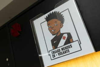Vasco personaliza vestiário com ilustrações dos jogadores em dia de jogo