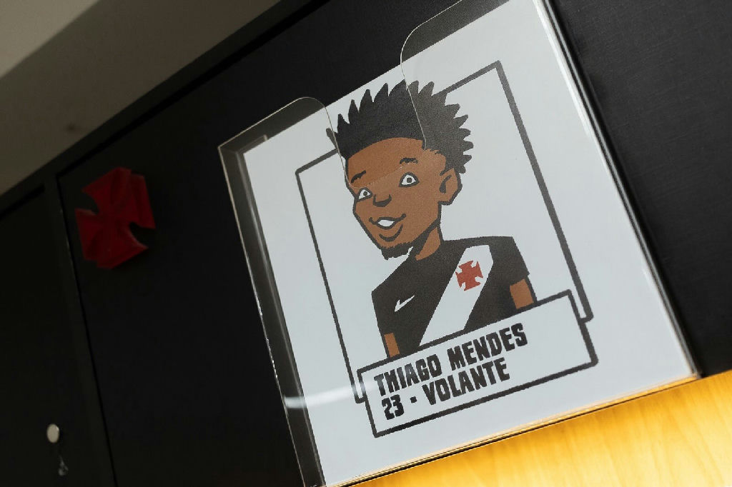 Vasco personaliza vestiário com ilustrações dos jogadores em dia de jogo