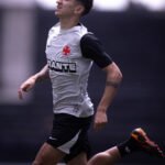 Vasco realiza treino no Estádio Nilton Santos de olho no clássico