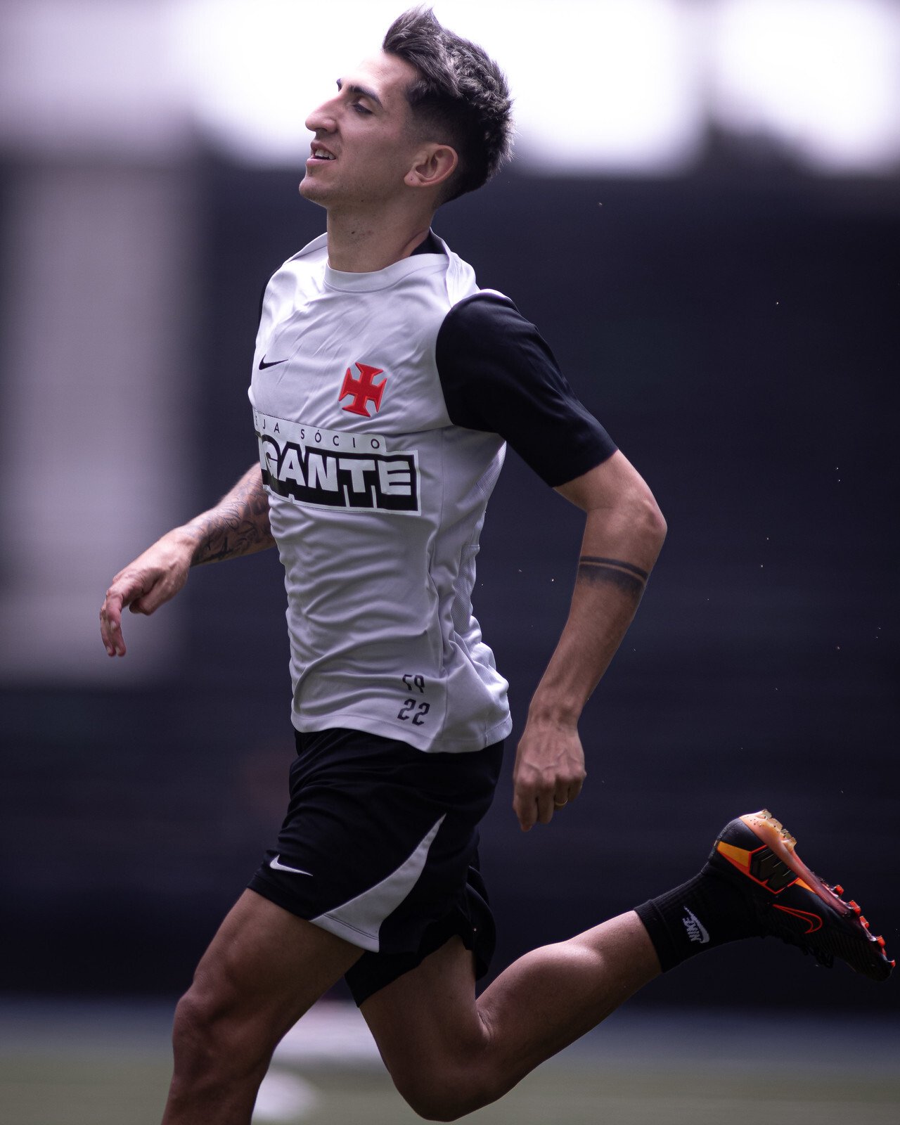 Vasco realiza treino no Estádio Nilton Santos de olho no clássico