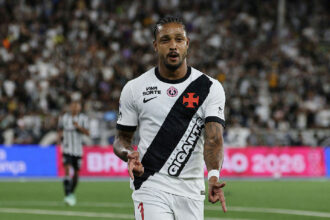 Vasco supera Botafogo no Nilton Santos e ganha fôlego no Brasileirão