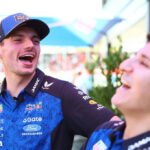 Verstappen brinca com Hadjar sobre poles em momento descontraído na Malásia