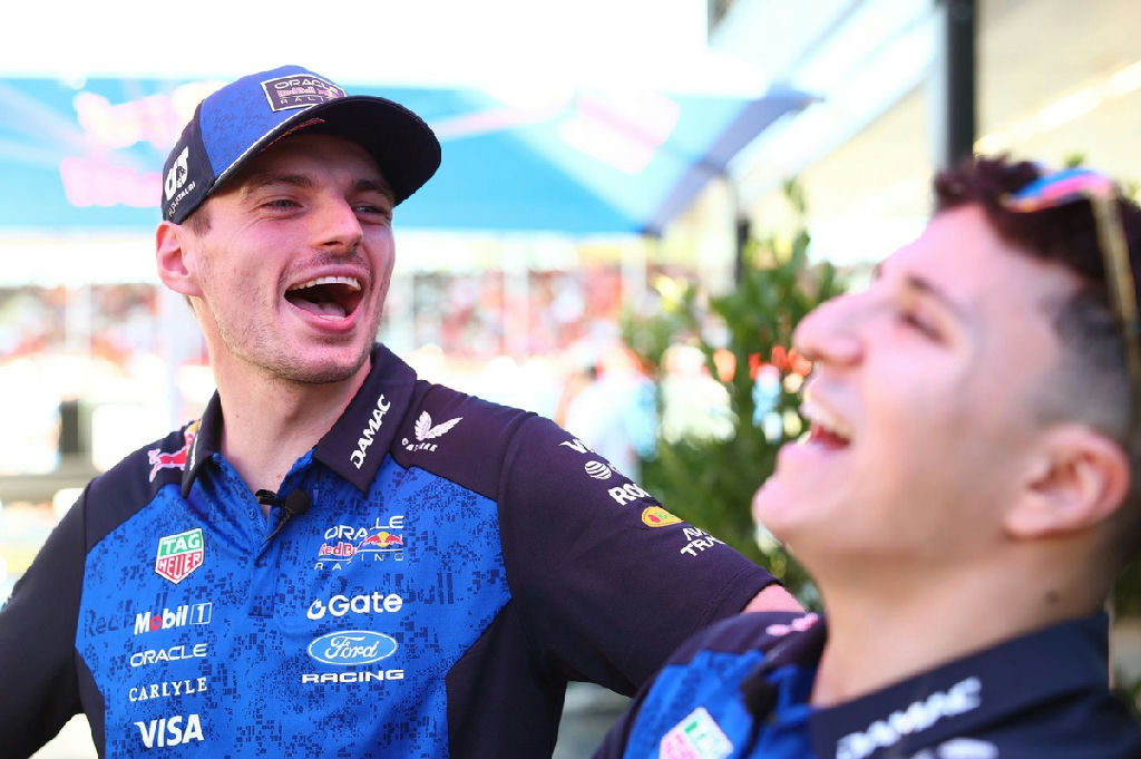 Verstappen brinca com Hadjar sobre poles em momento descontraído na Malásia
