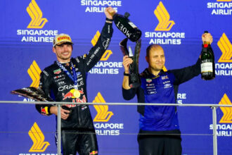 Verstappen celebra pódio marcante em Singapura ao lado de Lambiase