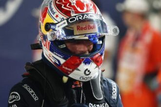 Verstappen conquista a pole position em Singapura sob condições de pista seca