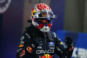 Verstappen conquista pole em Singapura e mantém cautela para a corrida