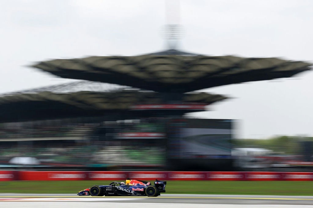 Verstappen conquista pole position no GP do Bahrein na Malásia com Hamilton em segundo