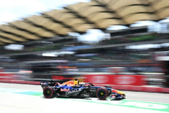 Verstappen domina abertura da Fórmula 1 em Sepang com Russell próximo e Bortoleto em 13º