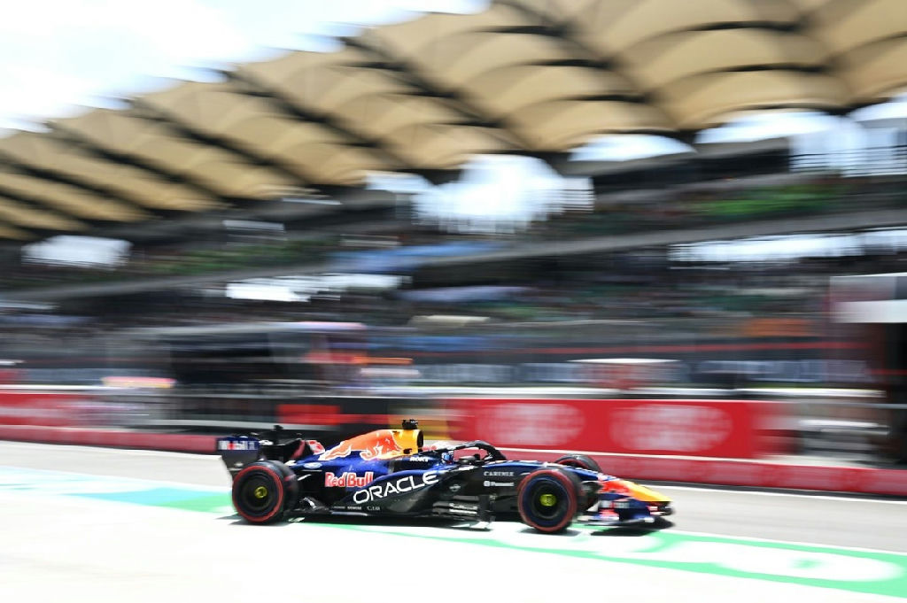 Verstappen domina abertura da Fórmula 1 em Sepang com Russell próximo e Bortoleto em 13º