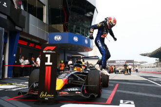 Verstappen domina GP caótico na Malásia com pódio de Hamilton