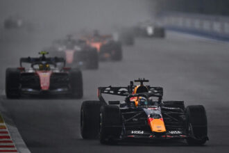 Verstappen triunfa em corrida sprint caótica sob chuva no GP de Singapura