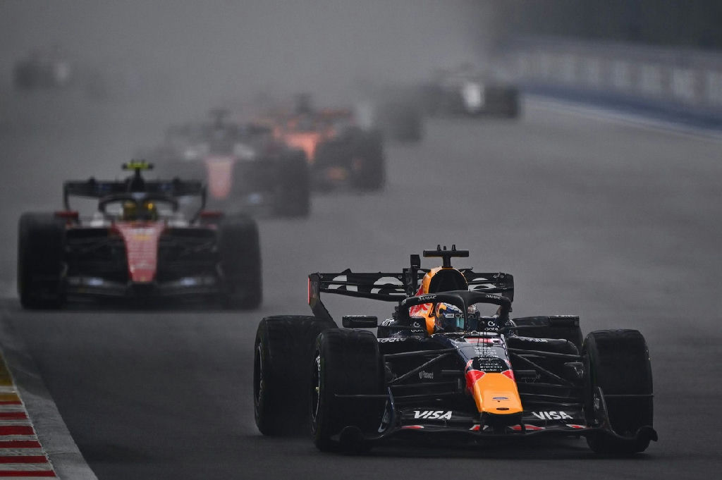 Verstappen triunfa em corrida sprint caótica sob chuva no GP de Singapura