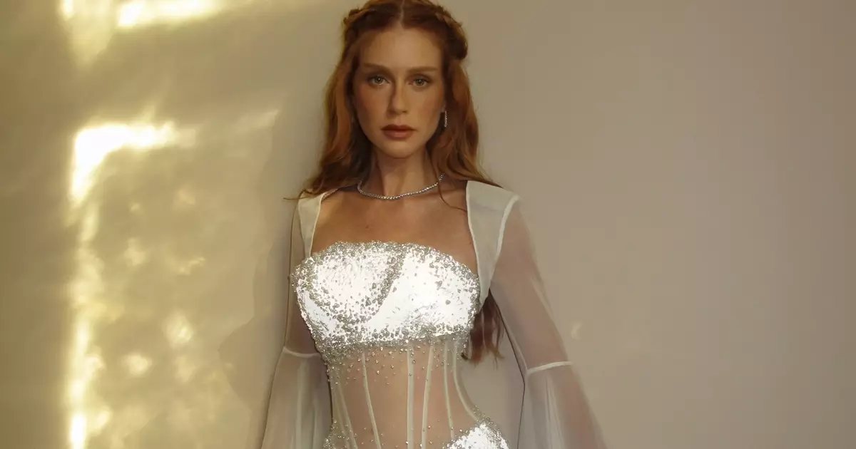 Vestido branco se firma como tendência essencial para primavera-verão