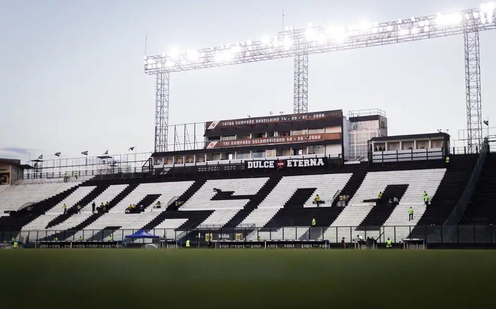Veto do Bepe impede Vasco e Flamengo em São Januário e define Nilton Santos
