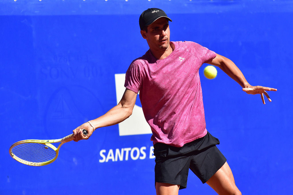 Victor Bini supera estreia no saibro de Quito e avança no torneio