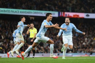 Vitor Reis e Rulli garantem classificação do Manchester City na Copa da Liga