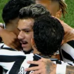 Vitória do botafogo consagra entrosamento entre tiquinho soares e matheus martins