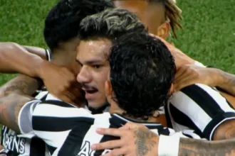 Vitória do botafogo consagra entrosamento entre tiquinho soares e matheus martins